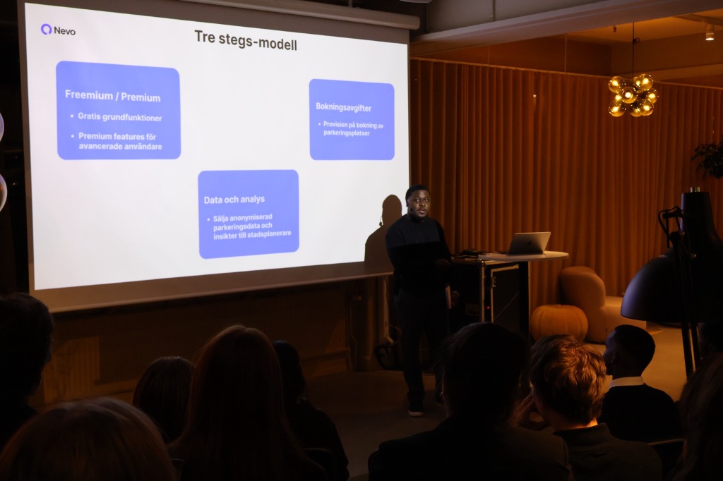 Borvali Mansanga presenting strategy case on stage